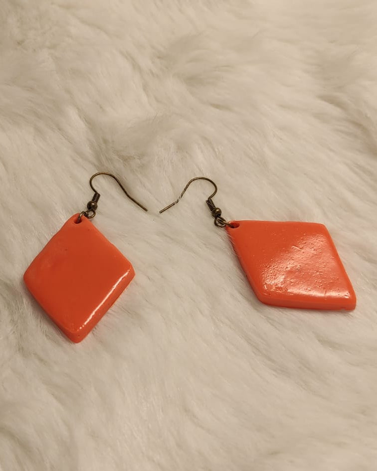 Oranje ruiten oorbellen met bruine hangers