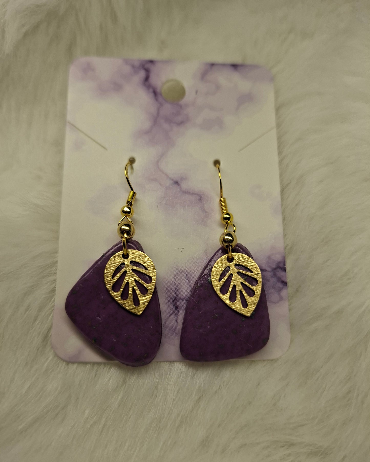 Paarse hangers met gouden blaadje