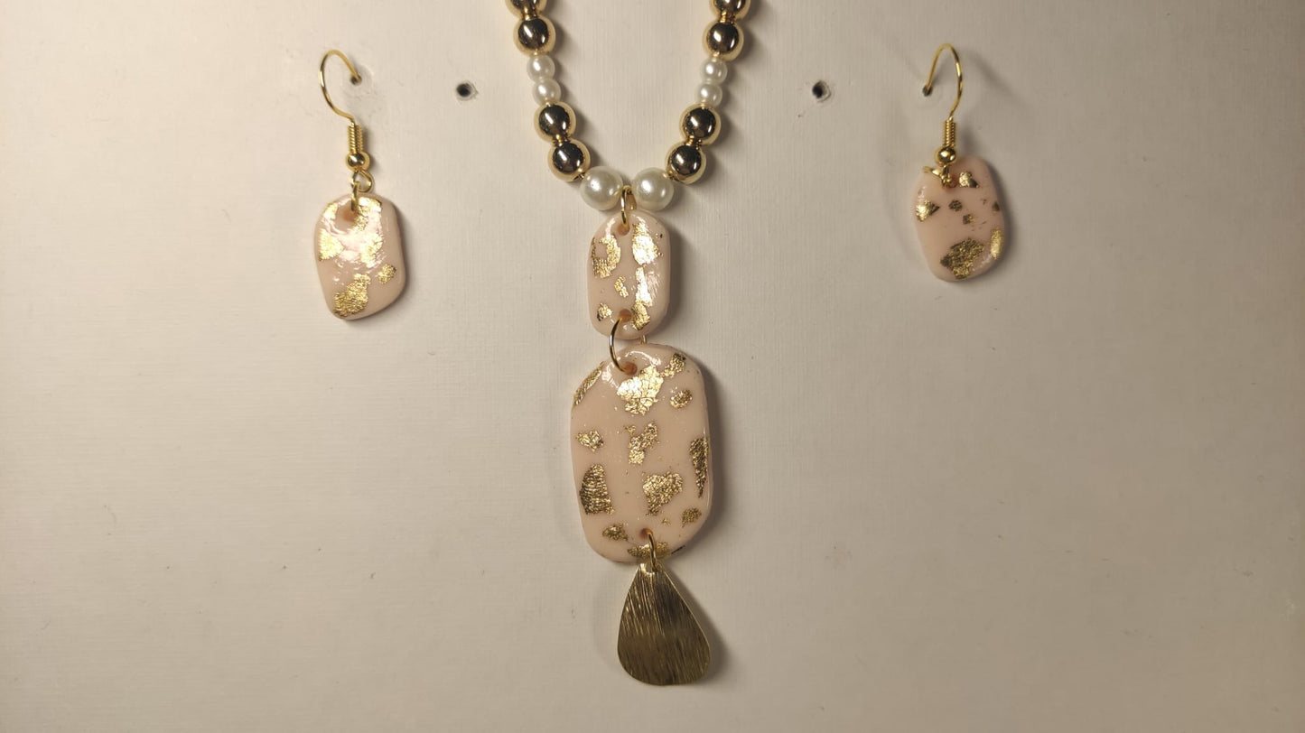 Lichtroze set oorbellen + ketting met goud