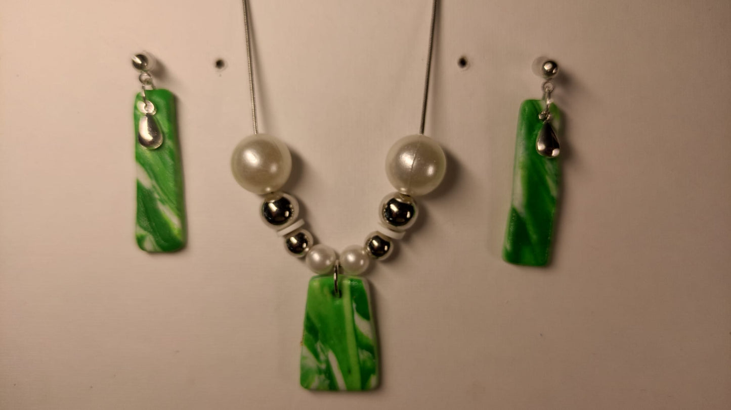 Groen gemarmerde set oorbellen + ketting
