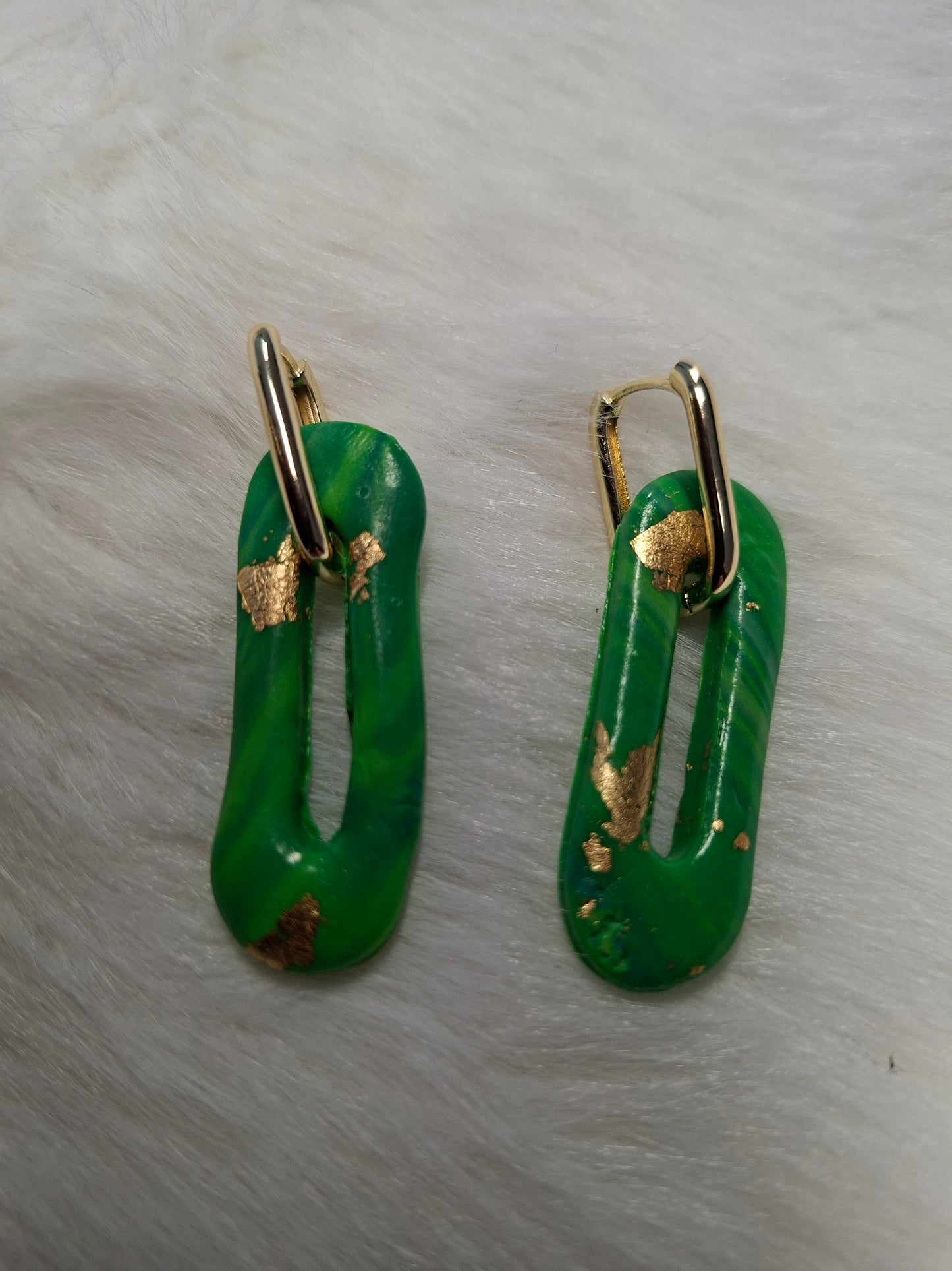 Holle groene oorbellen met gouden slotje