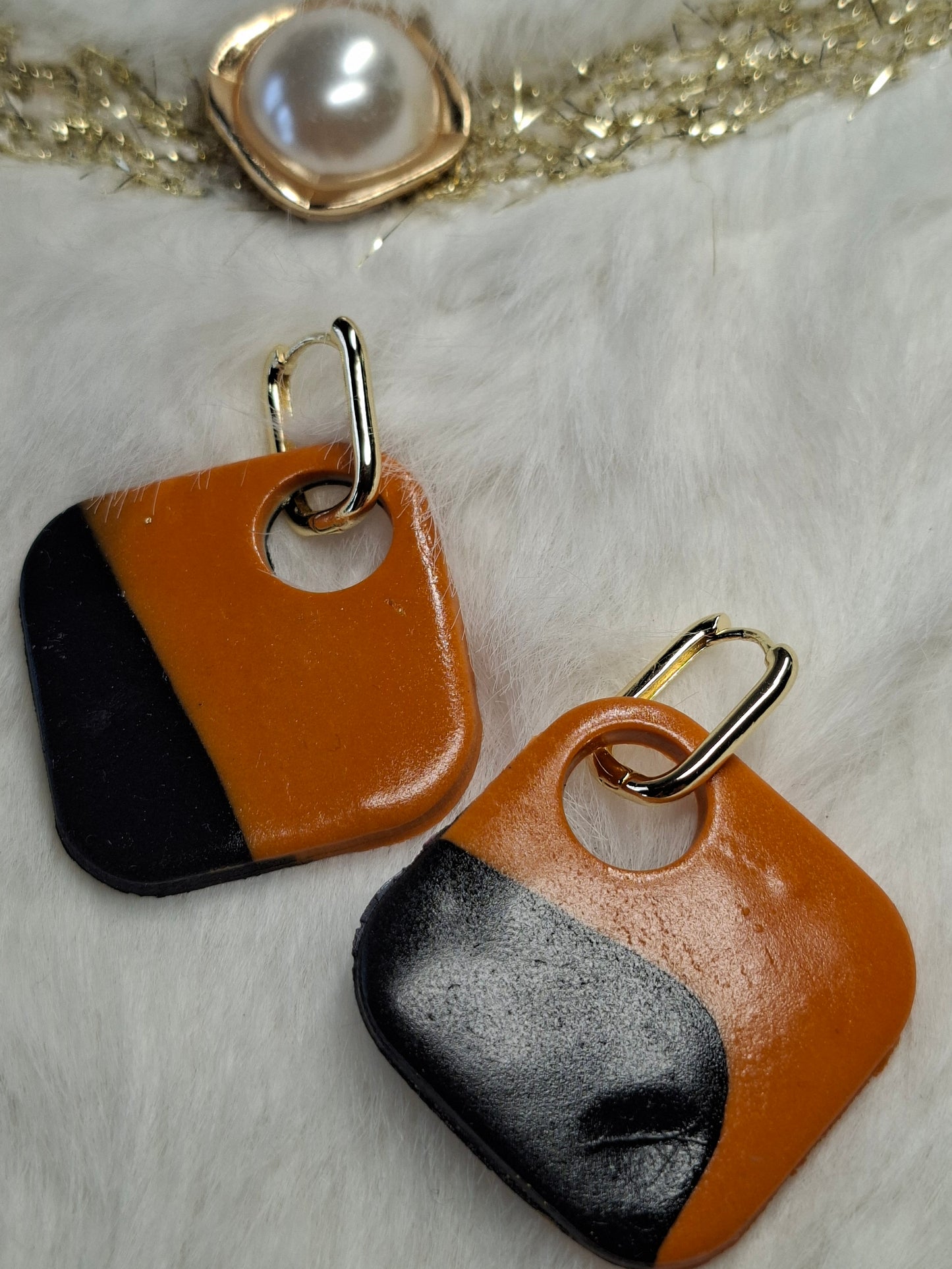zwarte / bruin oranje oorbellen met goudkleurige sluiting