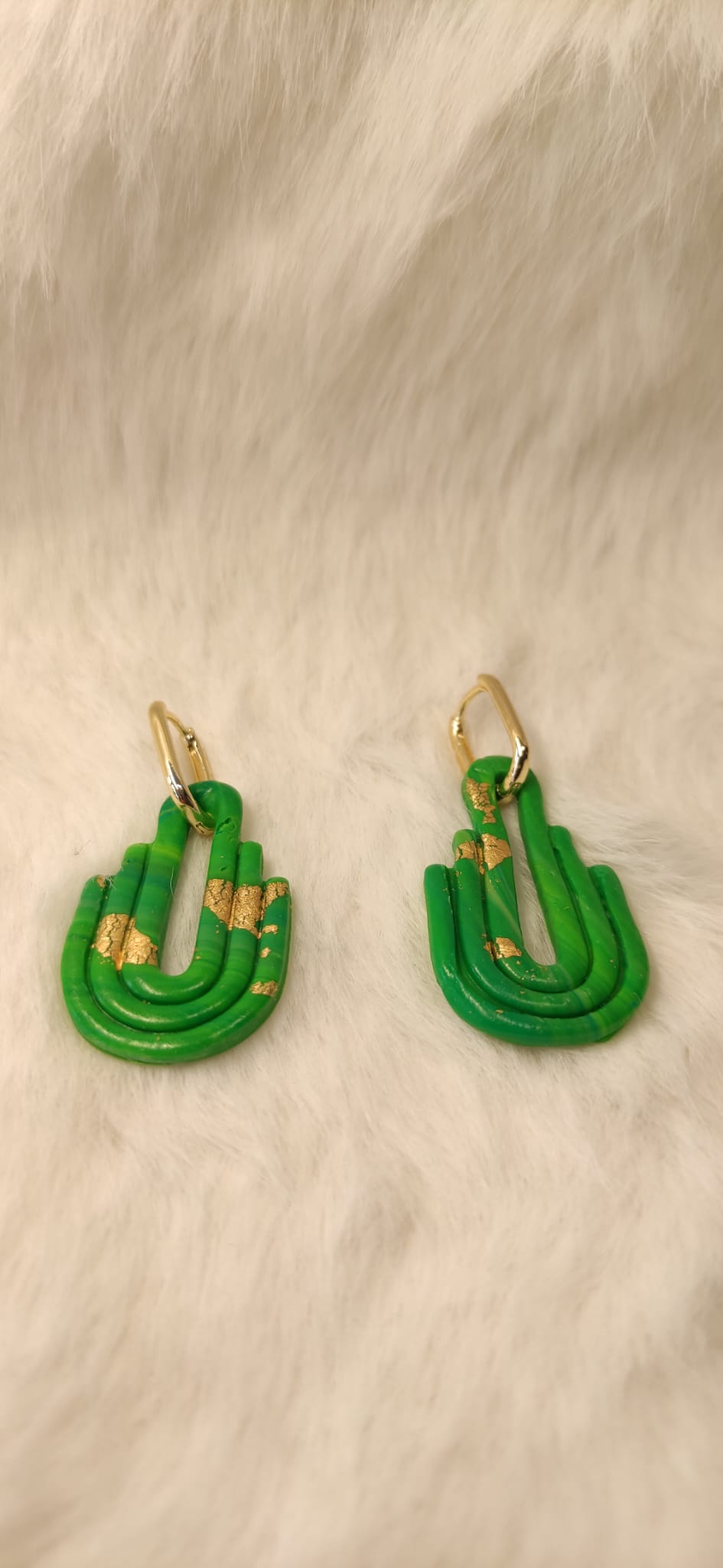 Groen / gouden oorbellen met reliëf