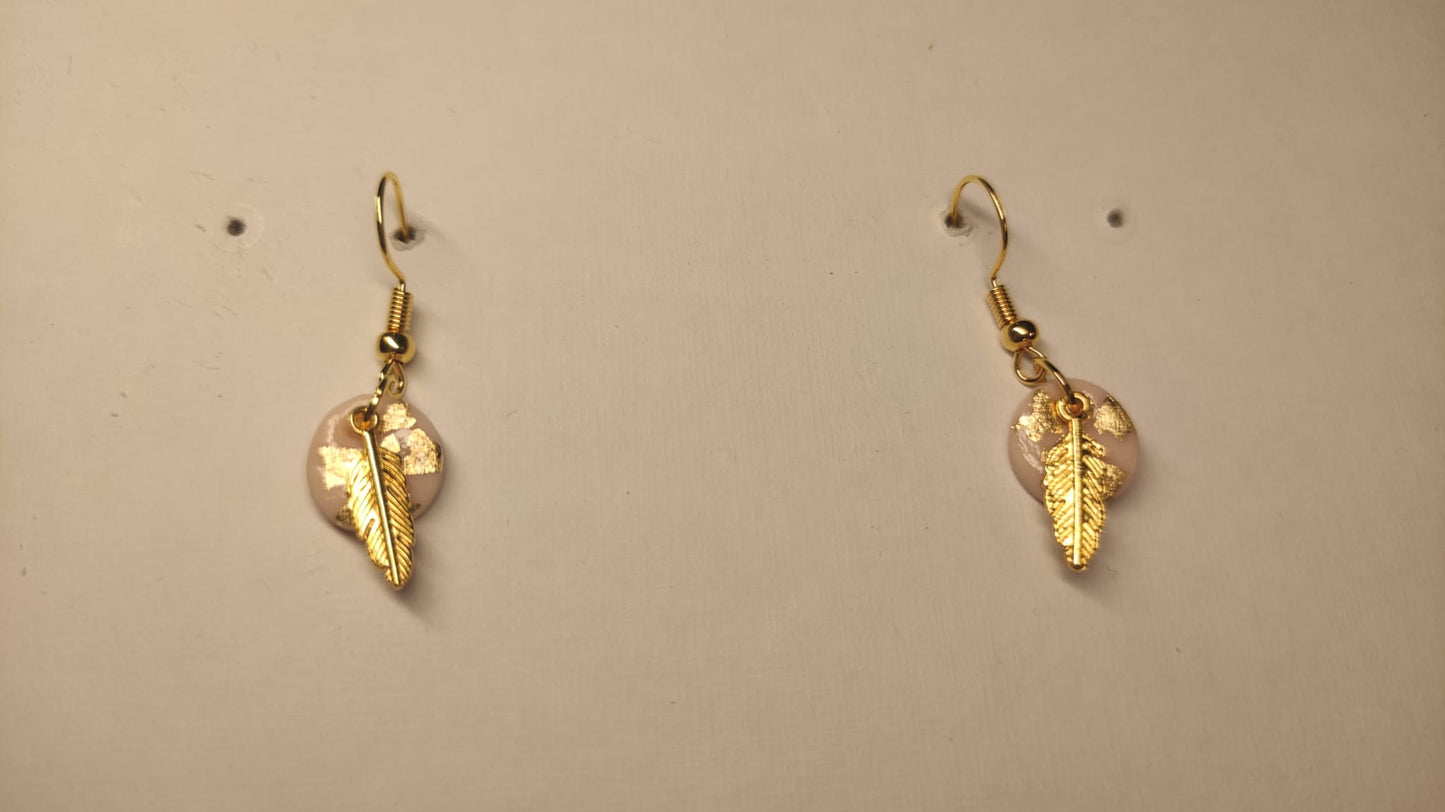 Roze / gouden rondje met goudkleurig veertje (2 varianten)