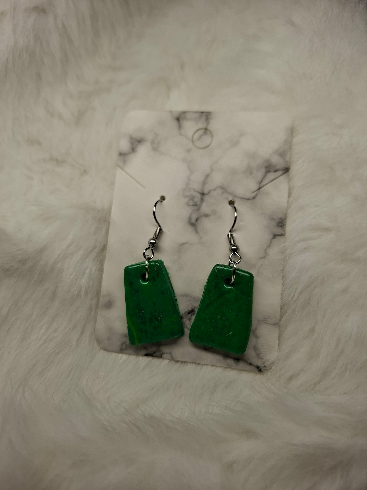 Groene hangertjes met gouden tint