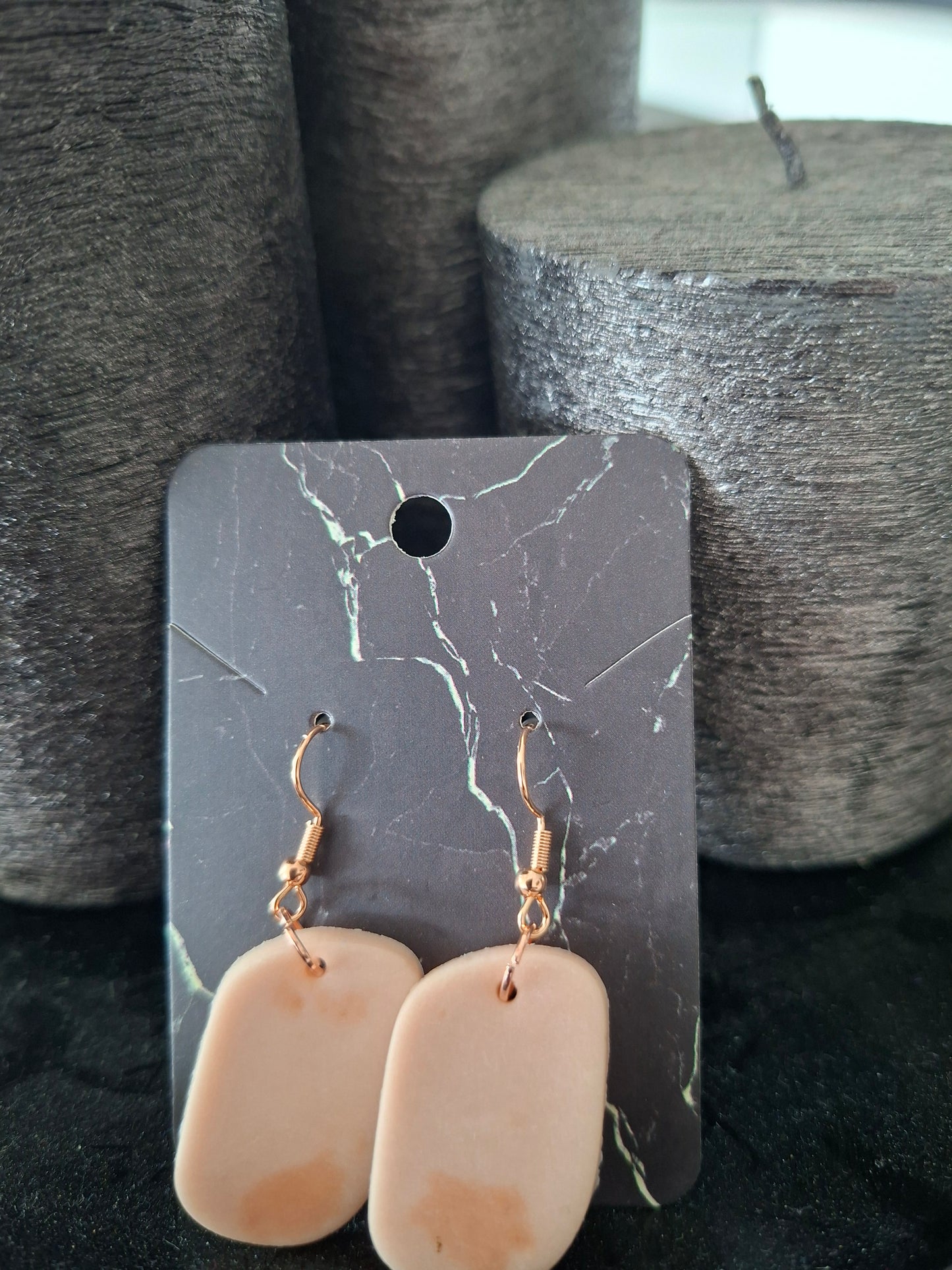 Roze gemarmerde hangers