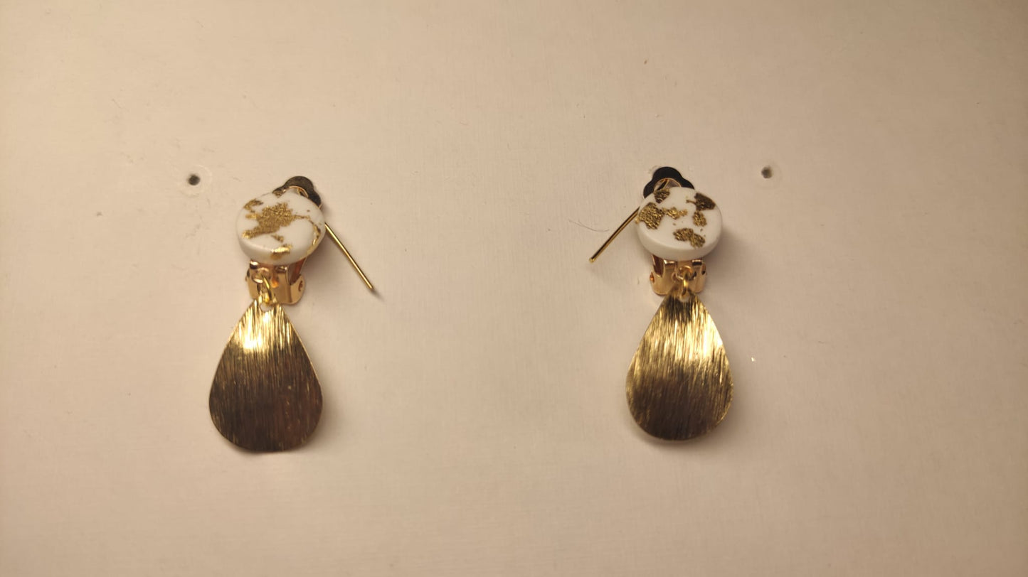 Wit / gouden oorbel met goudkleurig juweel
