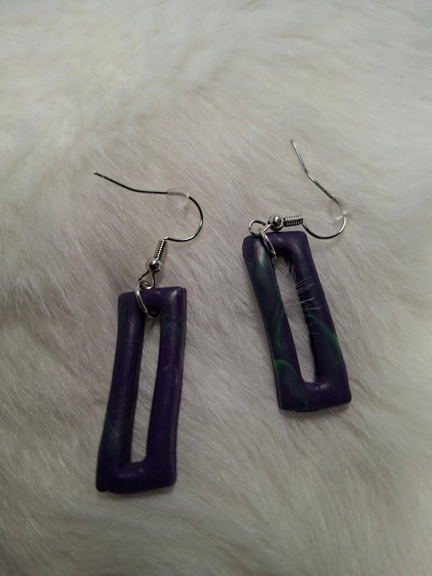 Donker paarse hangers met groene tint