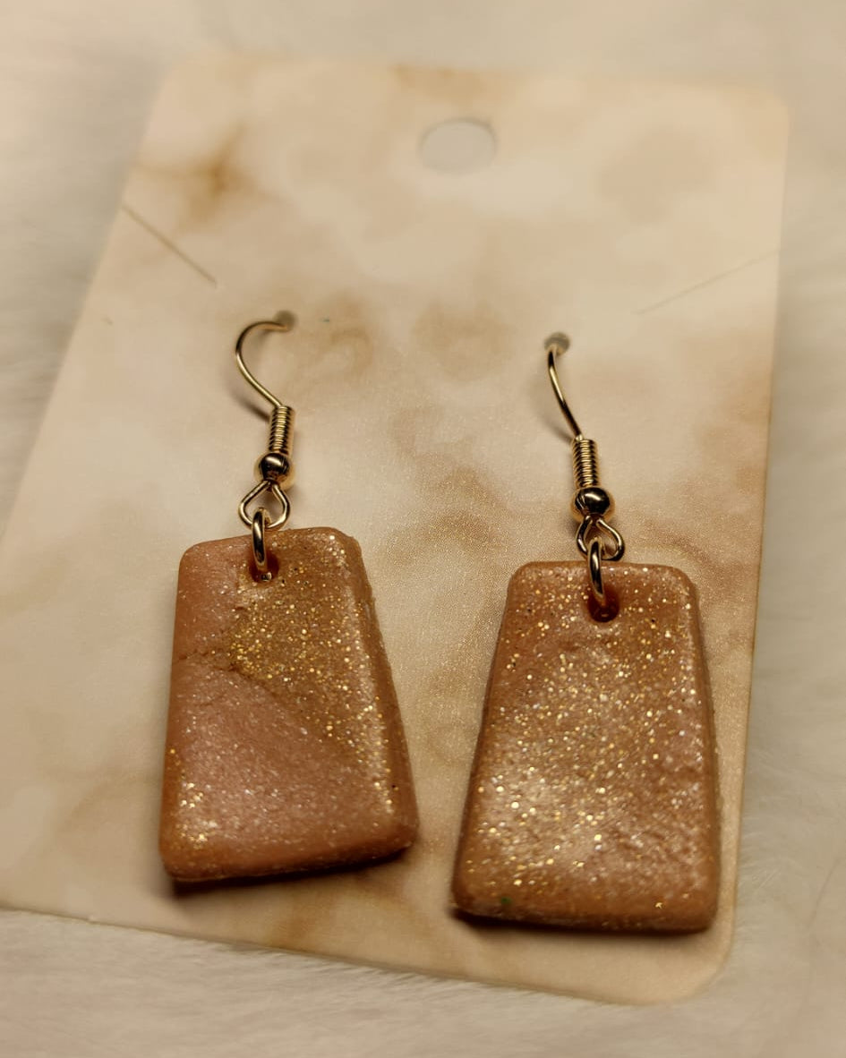 Beige hangertjes met gouden spikkels