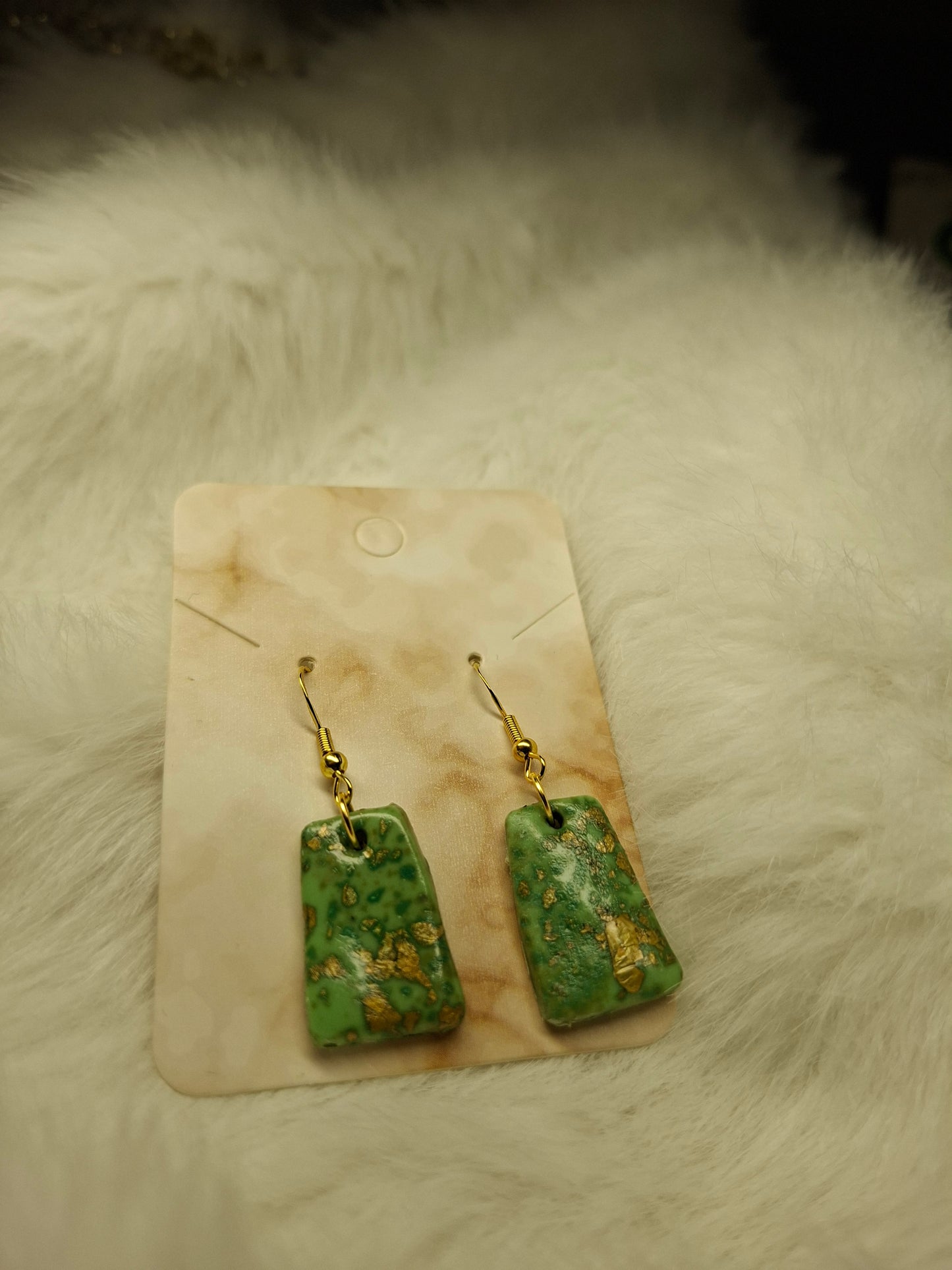 Mosgroene hangers met goudaccent
