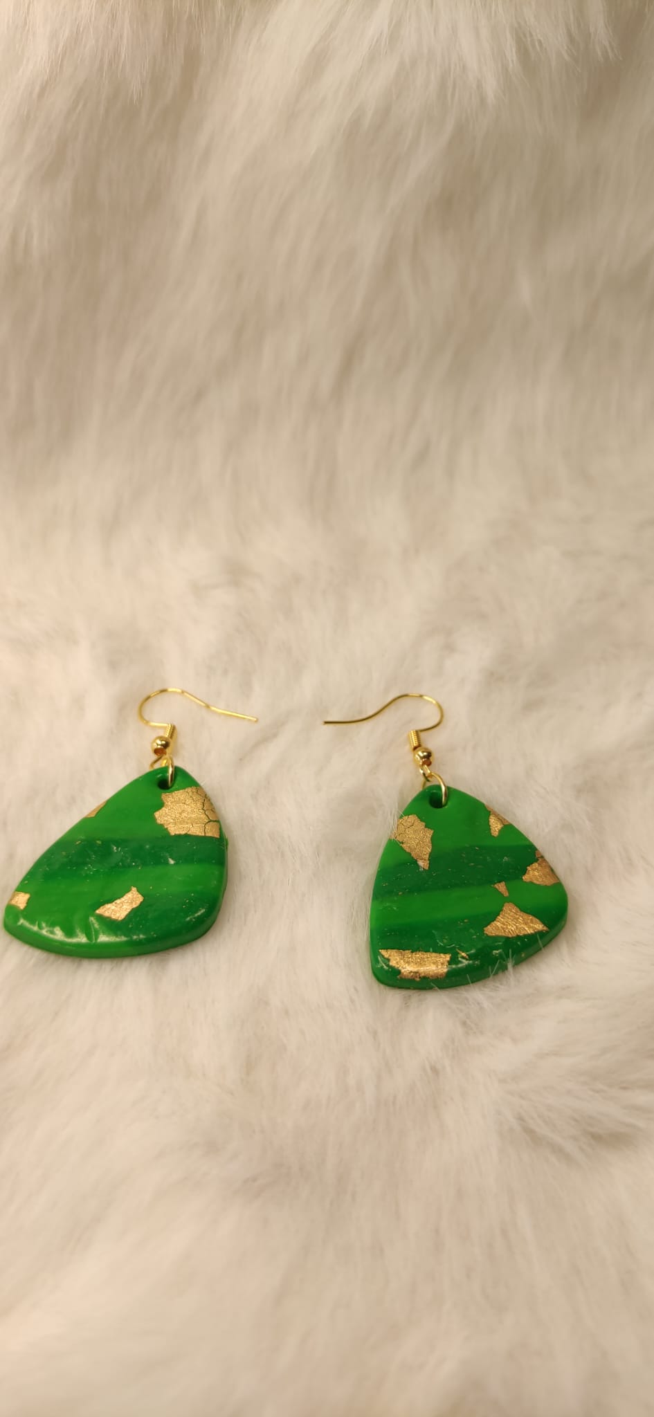 Groene gemarmerde oorbel met goud