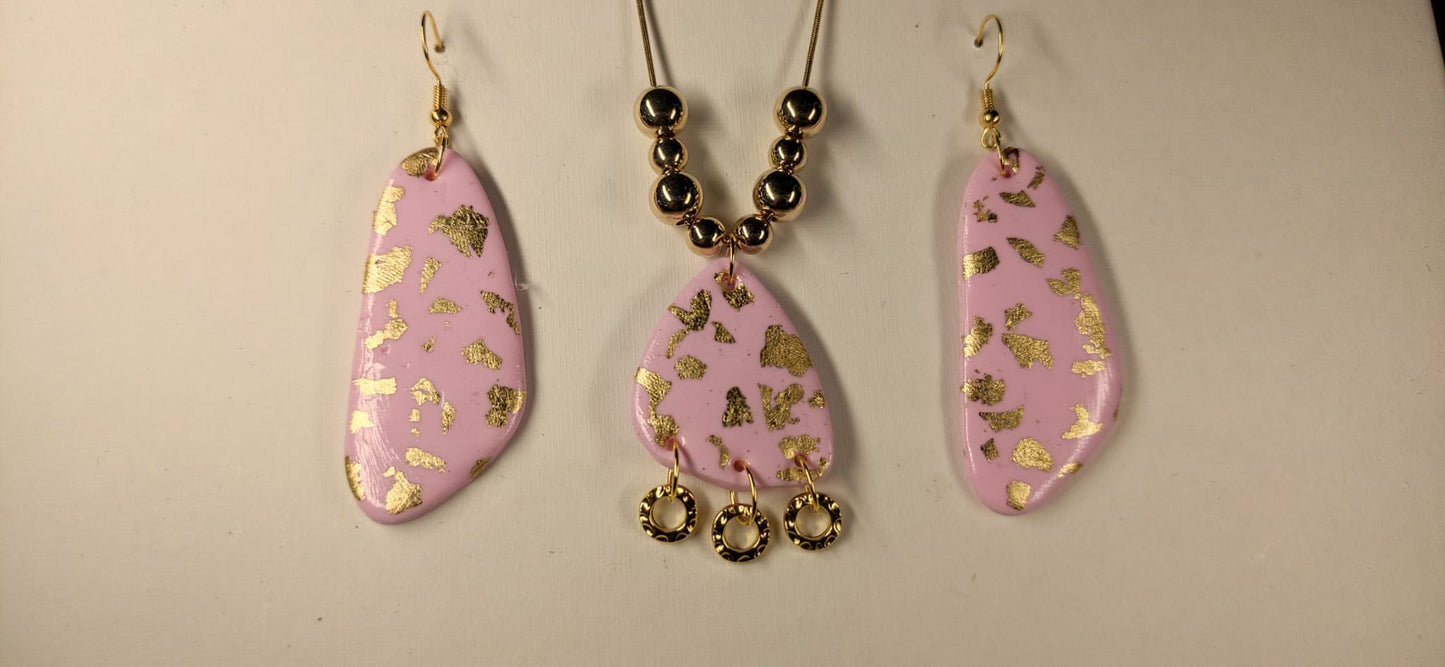 Roze / gouden set oorbellen + ketting