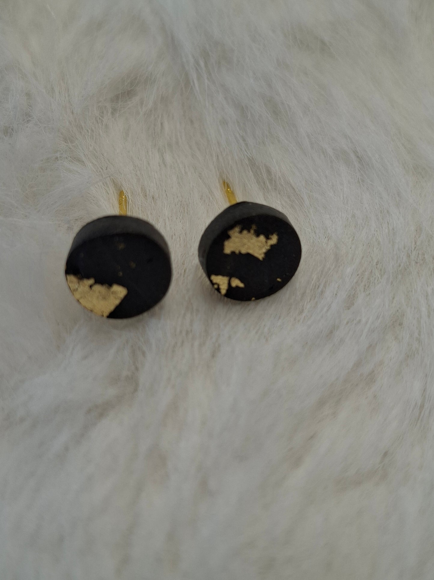 Kleine zwarte stekertjes met goud