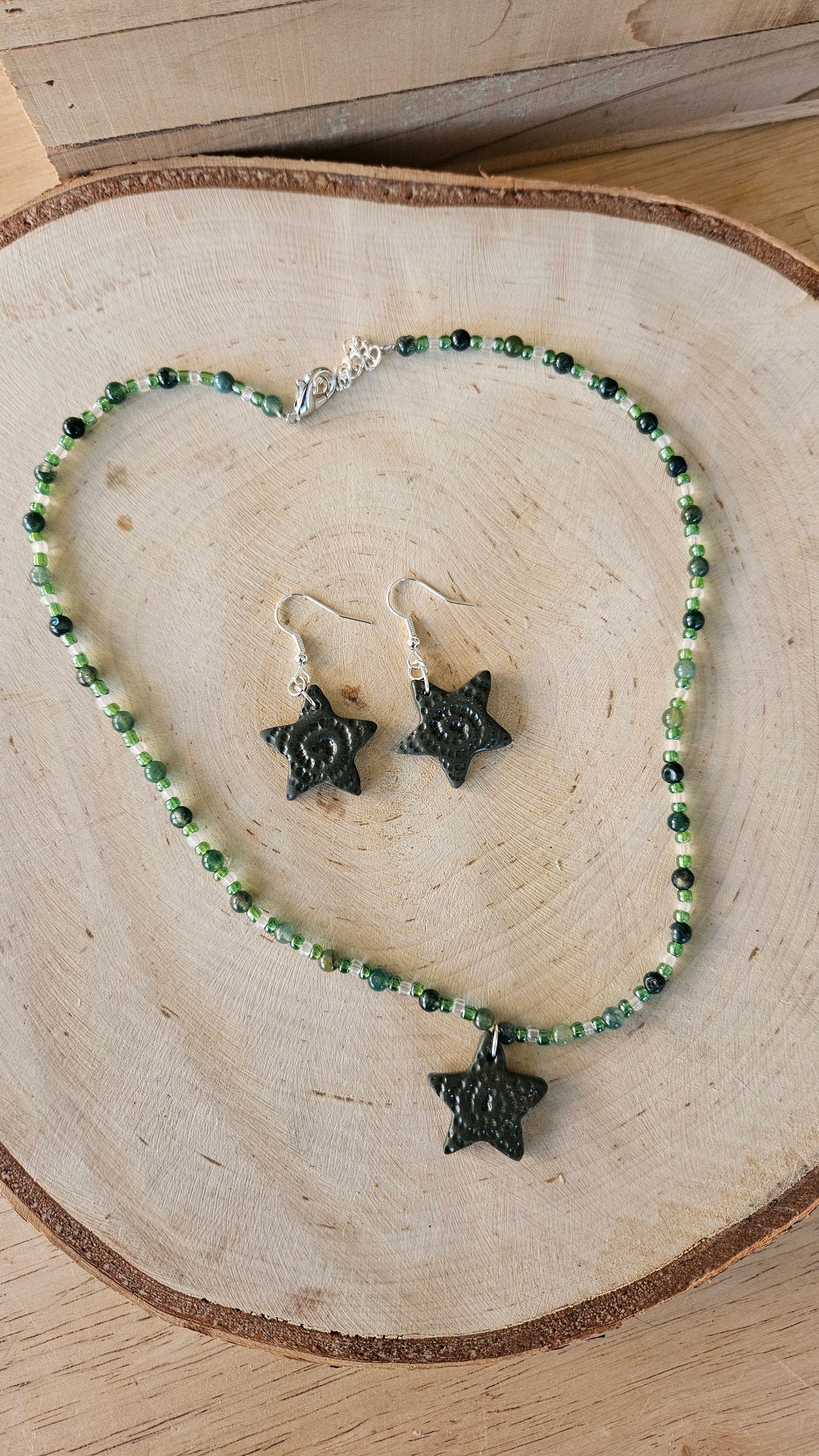 Juwelenset handgemaakte halsketting en oorbellen van de ravencollectie van Eigenhand. 