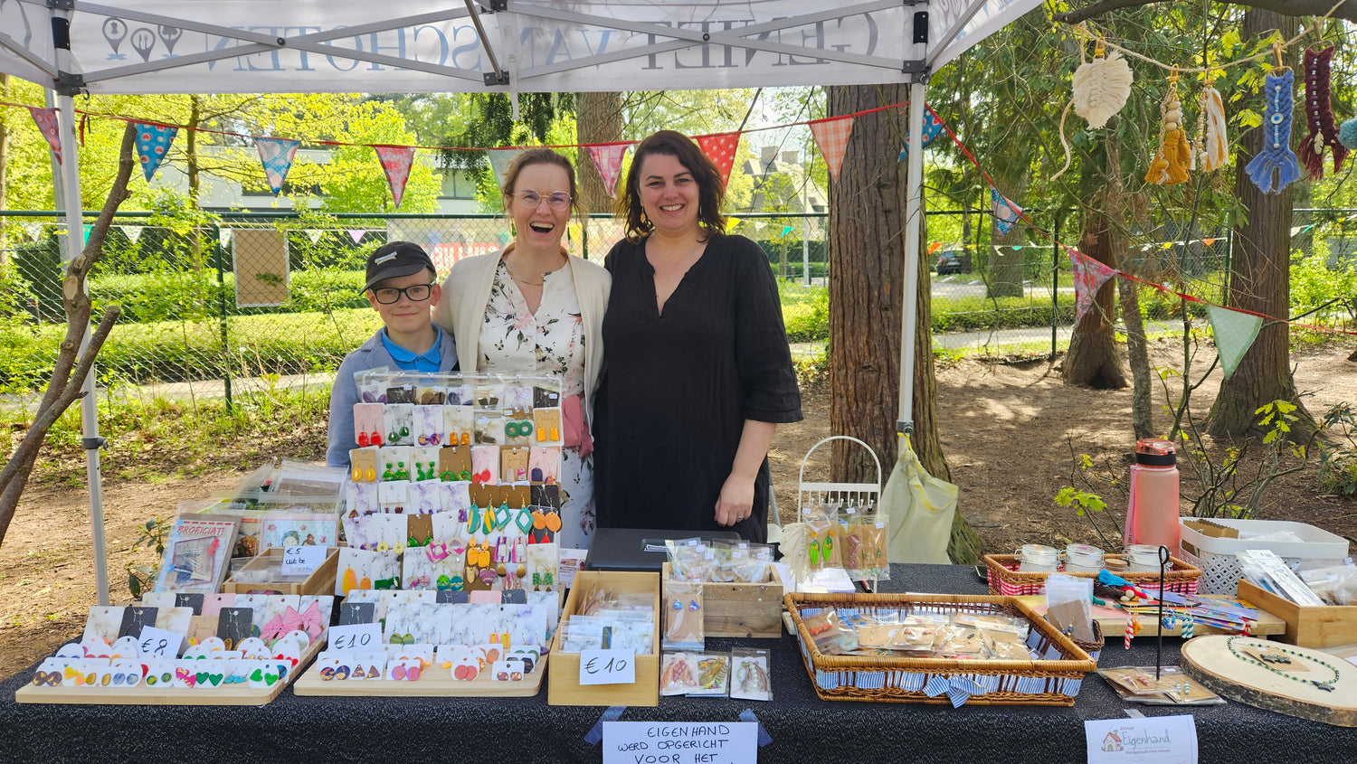 Evy en Ange op de tuimelmarkt in Schoten met handgemaakte juwelen. 