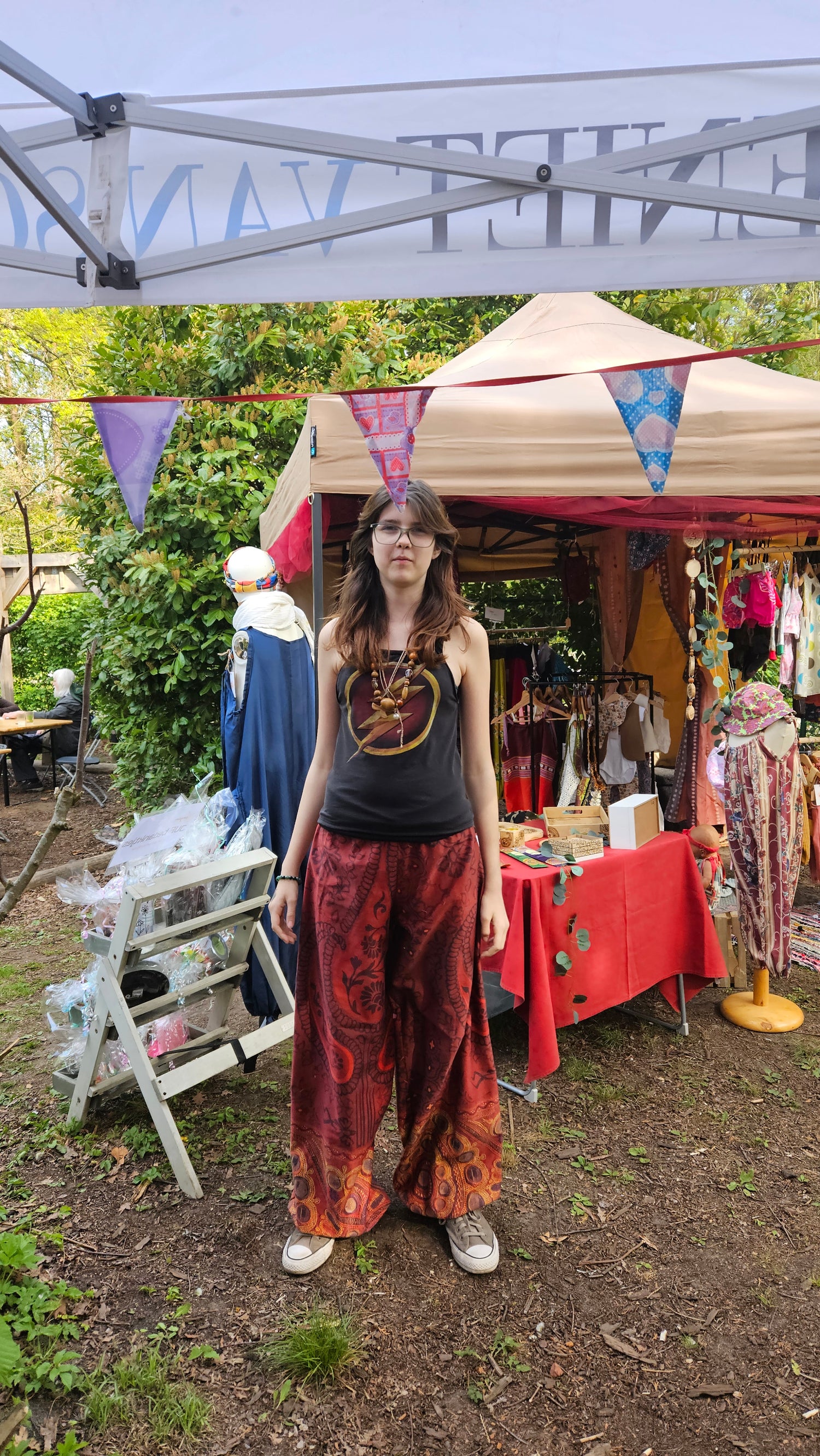 Noa van Atelier Eigenhand op de Tuimelarkt en ambachtenmarkt in Schoten. 