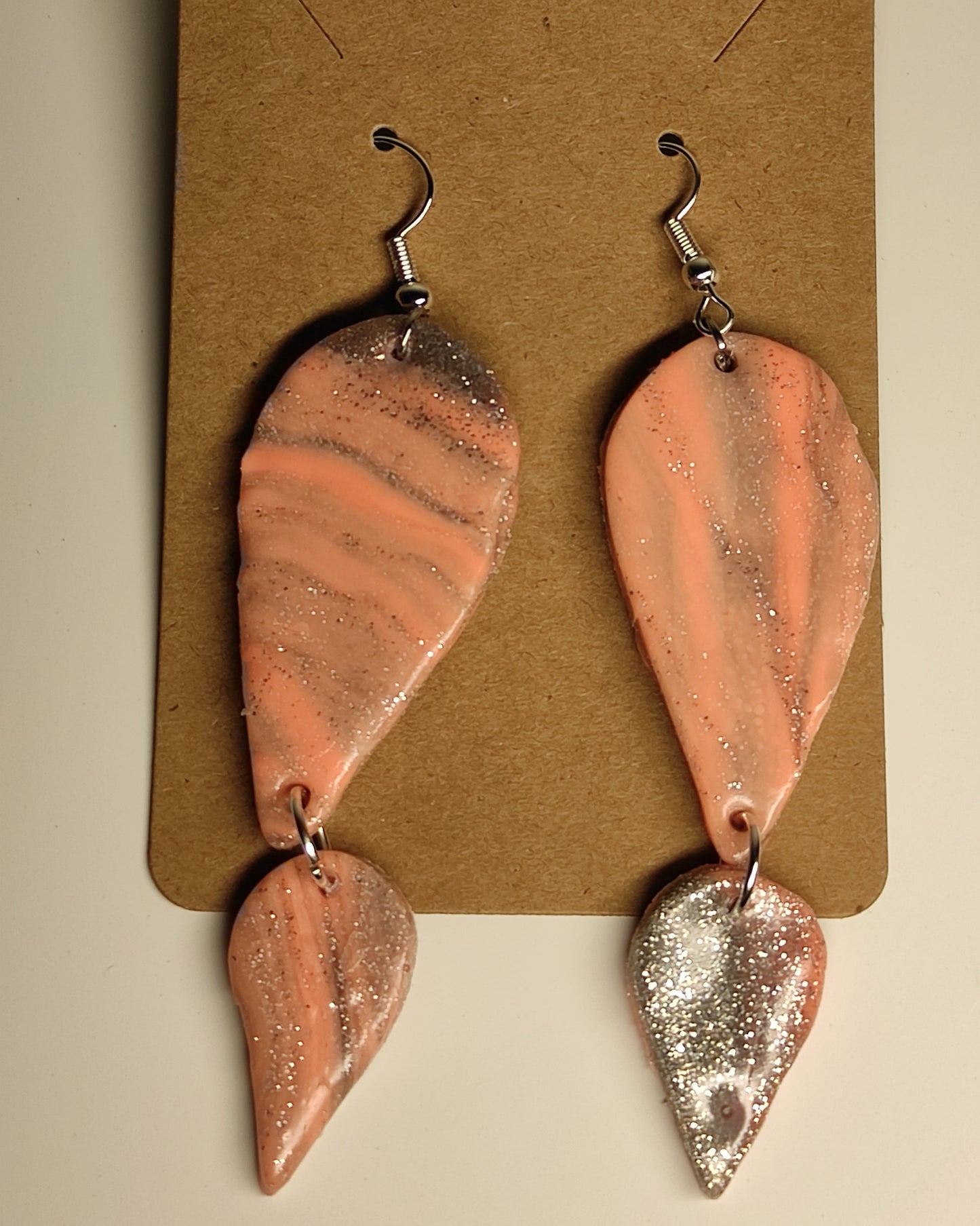 Zalmroze met glitter oorbellen