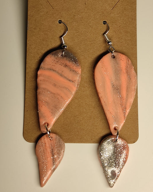 Zalmroze met glitter oorbellen