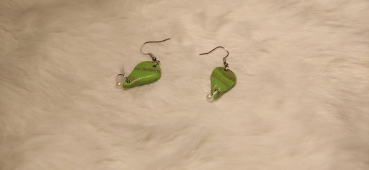 Groene druppel met parel oorbellen