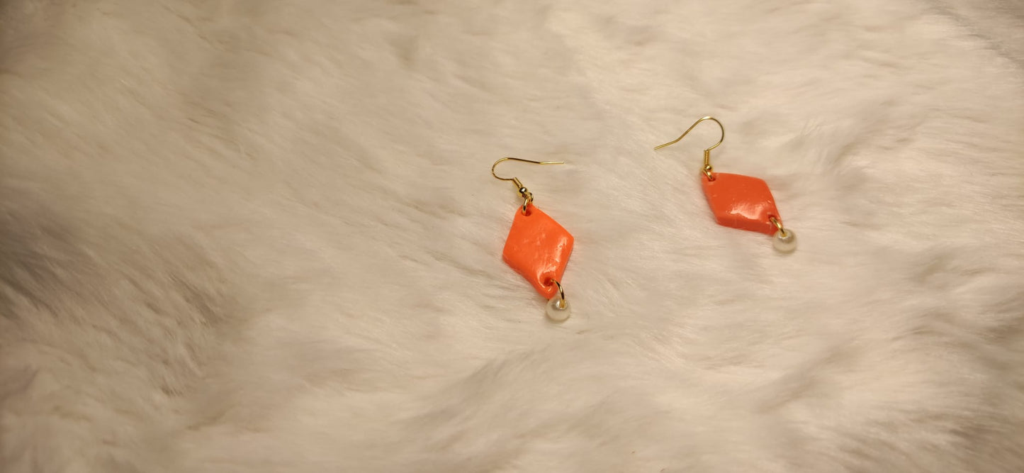 Oranje ruiten met parels oorbellen