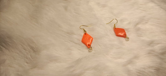 Oranje ruiten met parels oorbellen