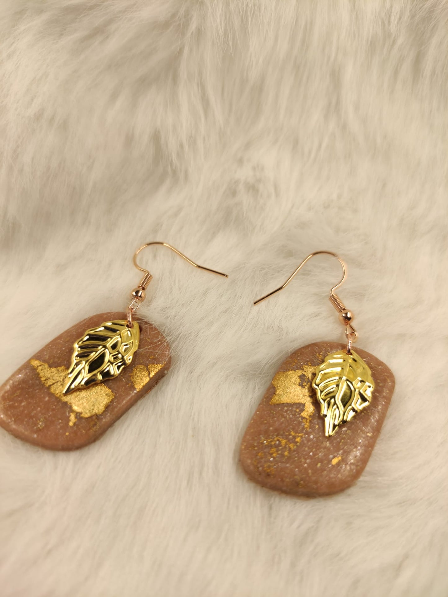 Beige gouden hangers met gouden blaadje