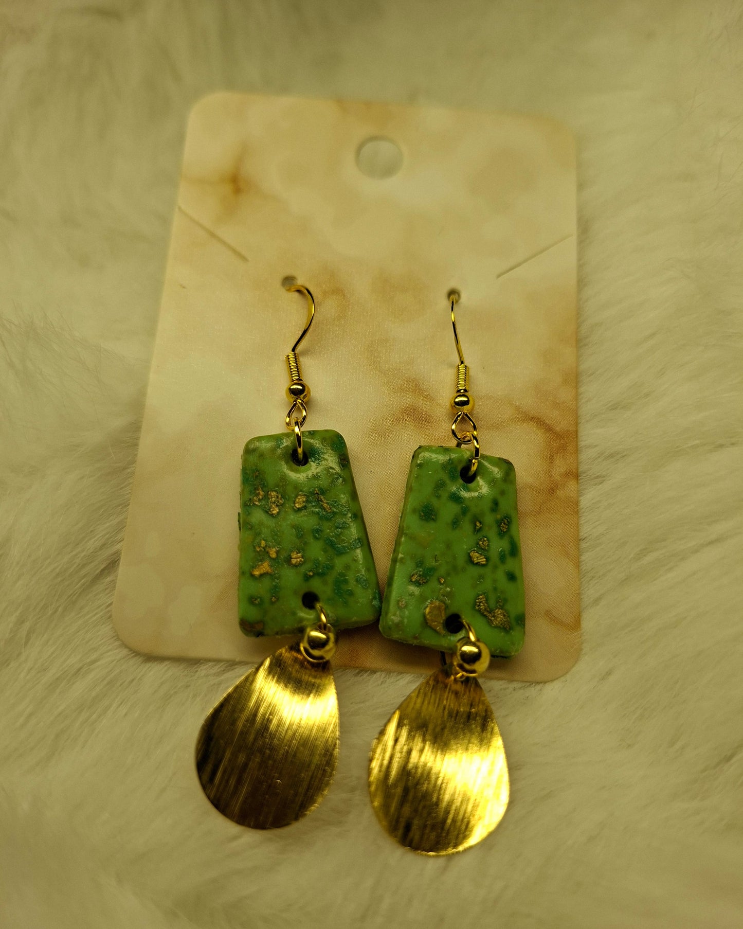 Groene oorbellen met gouden hangertje