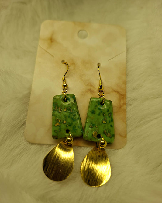 Groene oorbellen met gouden hangertje