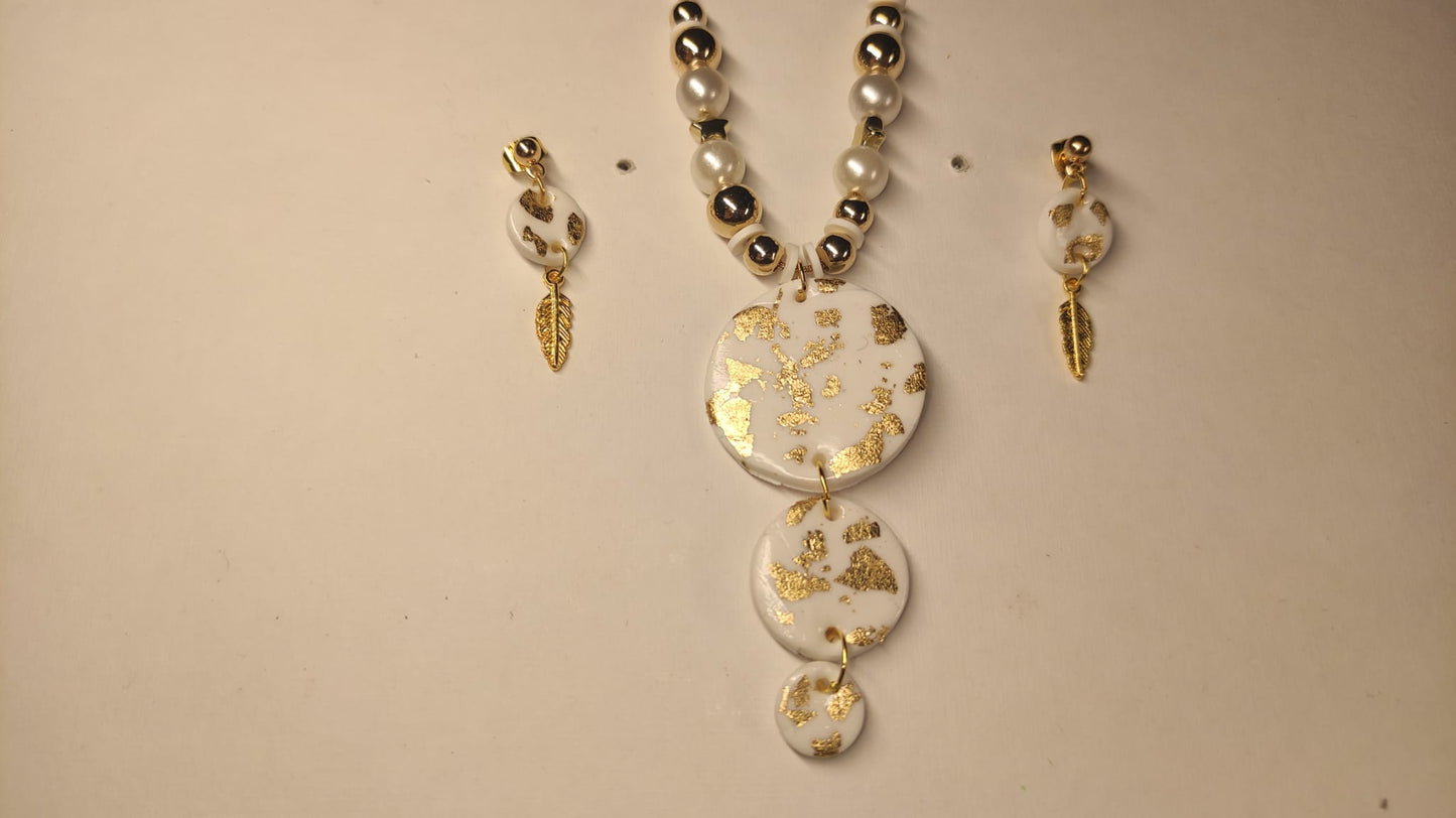 Wit / gouden set oorbellen + ketting (4 varianten)