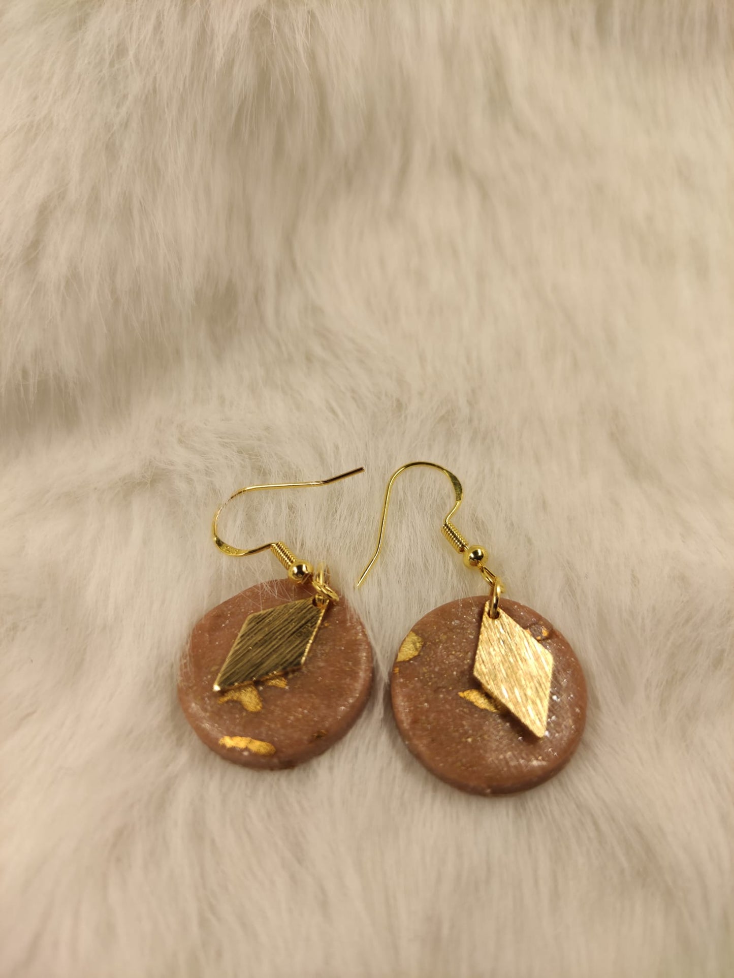 Beige gouden oorbel met gouden hangertje