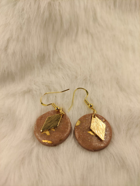 Beige gouden oorbel met gouden hangertje