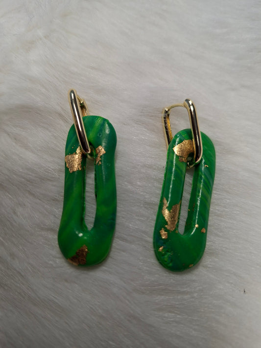 Holle groene oorbellen met gouden slotje
