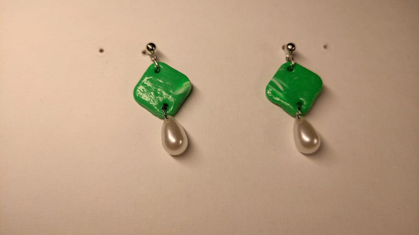 Groen / witte oorbellen met wit juweeltje
