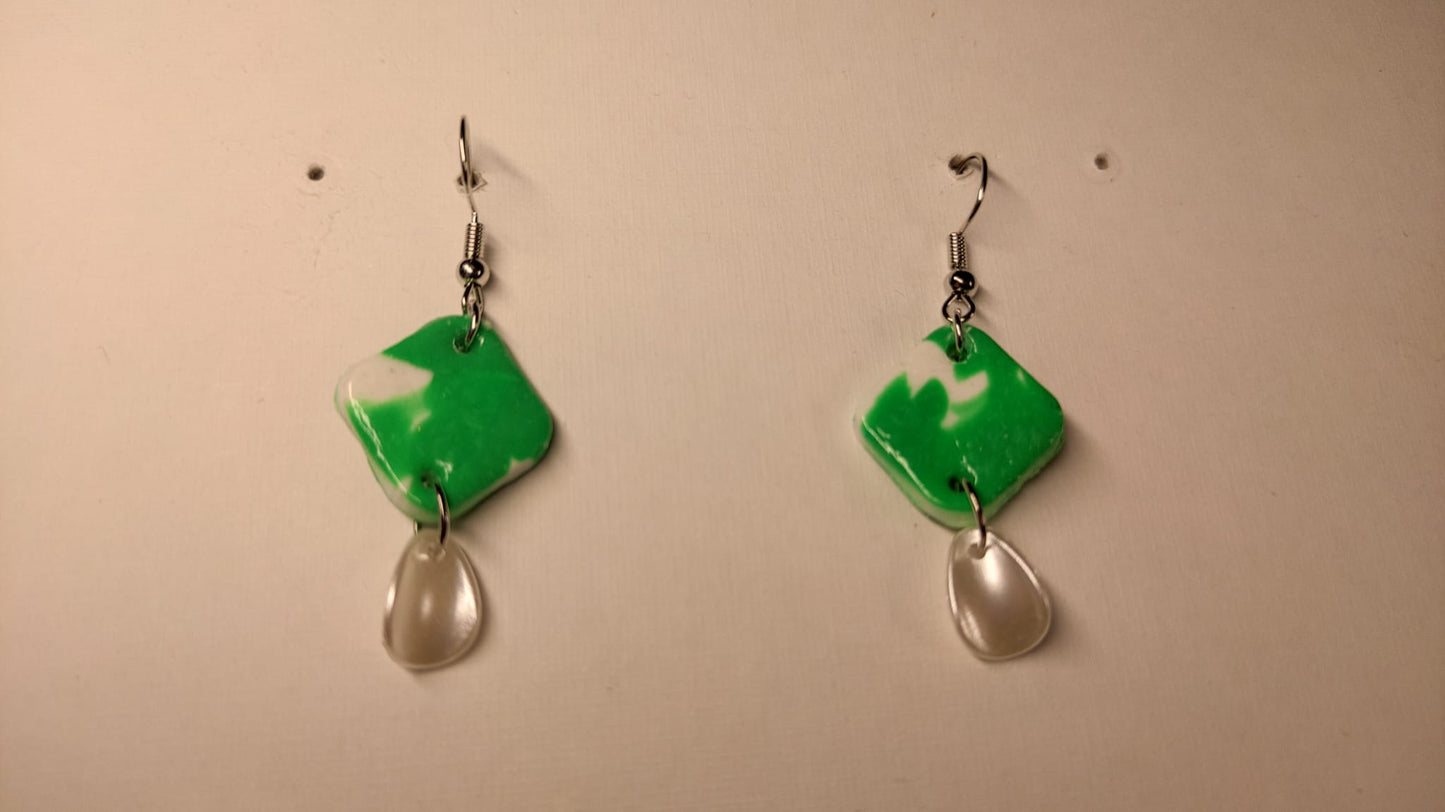 Groen / witte oorbellen met wit juweeltje