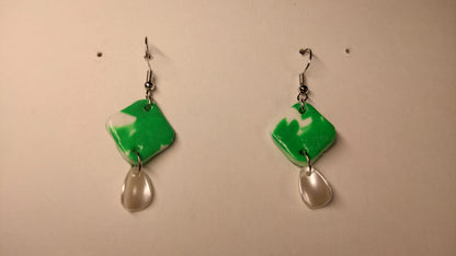 Groen / witte oorbellen met wit juweeltje