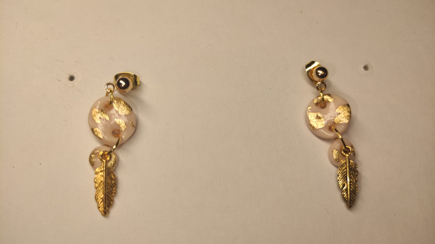 Roze / gouden rondje met goudkleurig veertje (2 varianten)