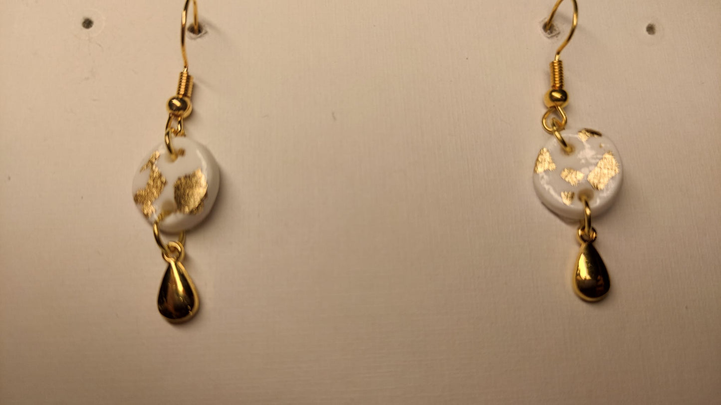 Wit / gouden oorbel met goudkleurig juweeltje