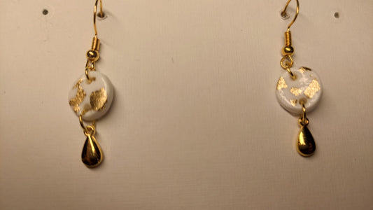 Wit / gouden oorbel met goudkleurig juweeltje