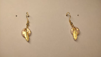 Roze / gouden rondje met goudkleurig veertje (2 varianten)