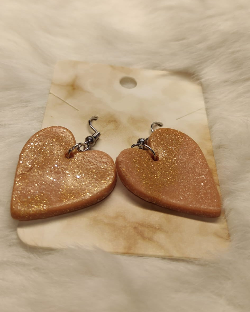 Beige harten met gouden spikkels
