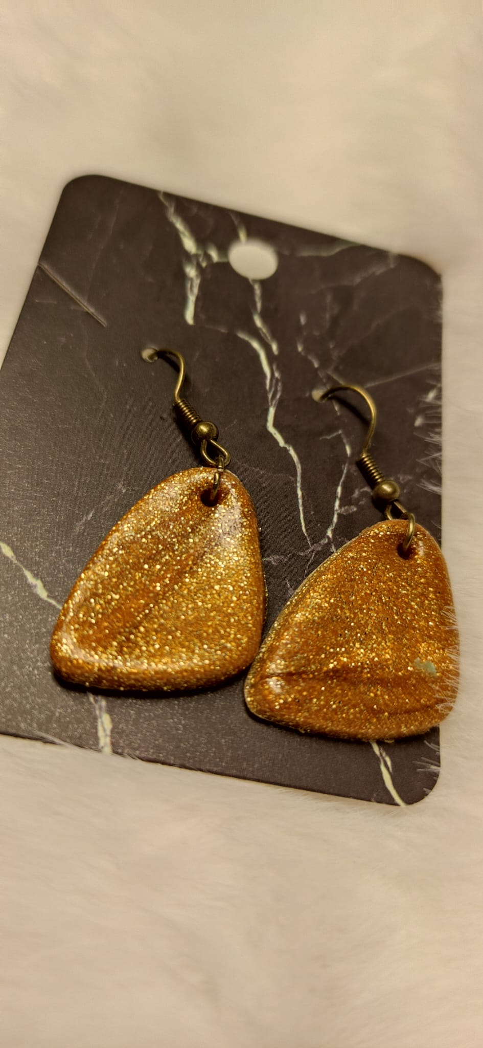 Gouden hangers met spikkels