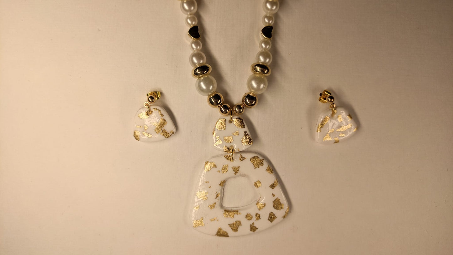 Wit / gouden set oorbellen + ketting (4 varianten)