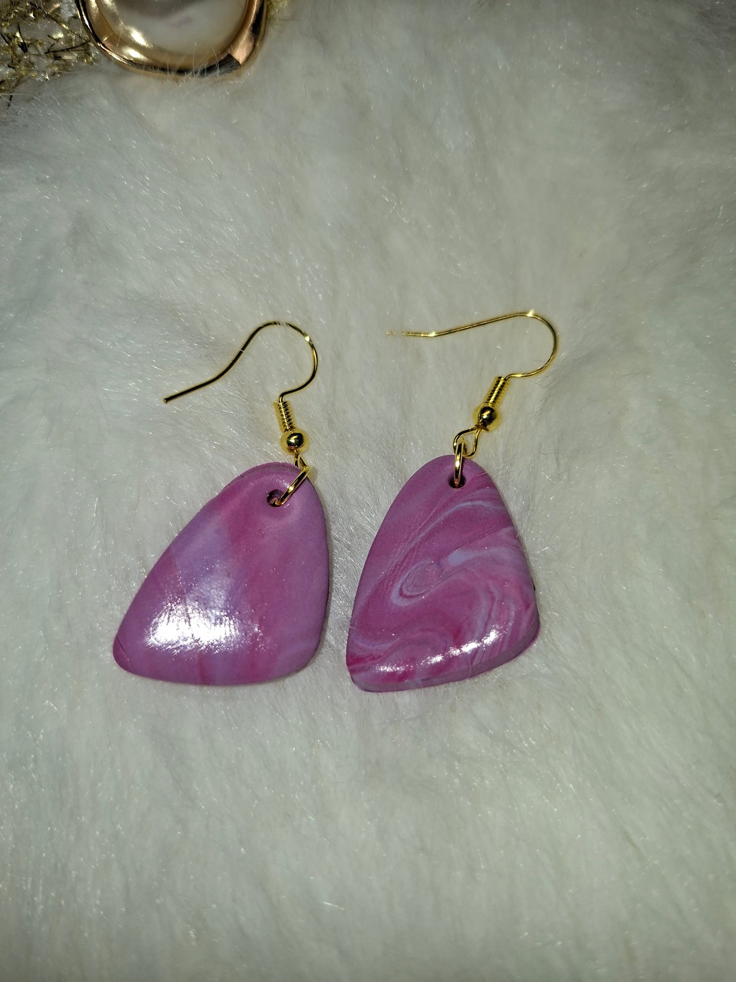 Lila gemarmerde hangers