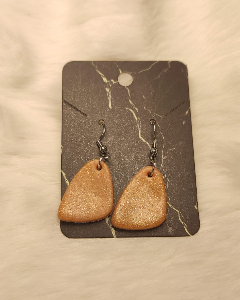 Beige hangertjes met gouden spikkels