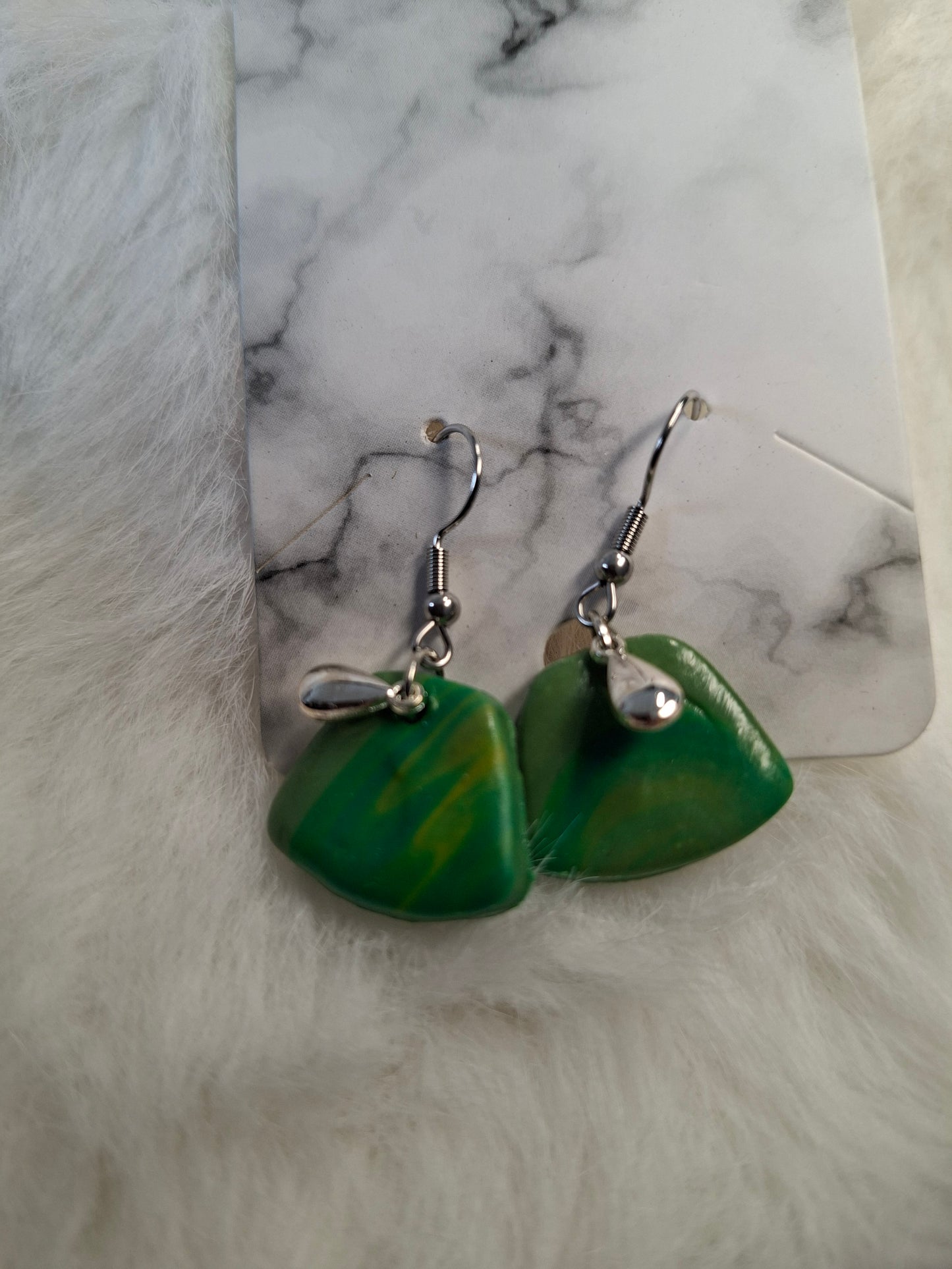 Groene gemarmerde oorbellen met hangertje