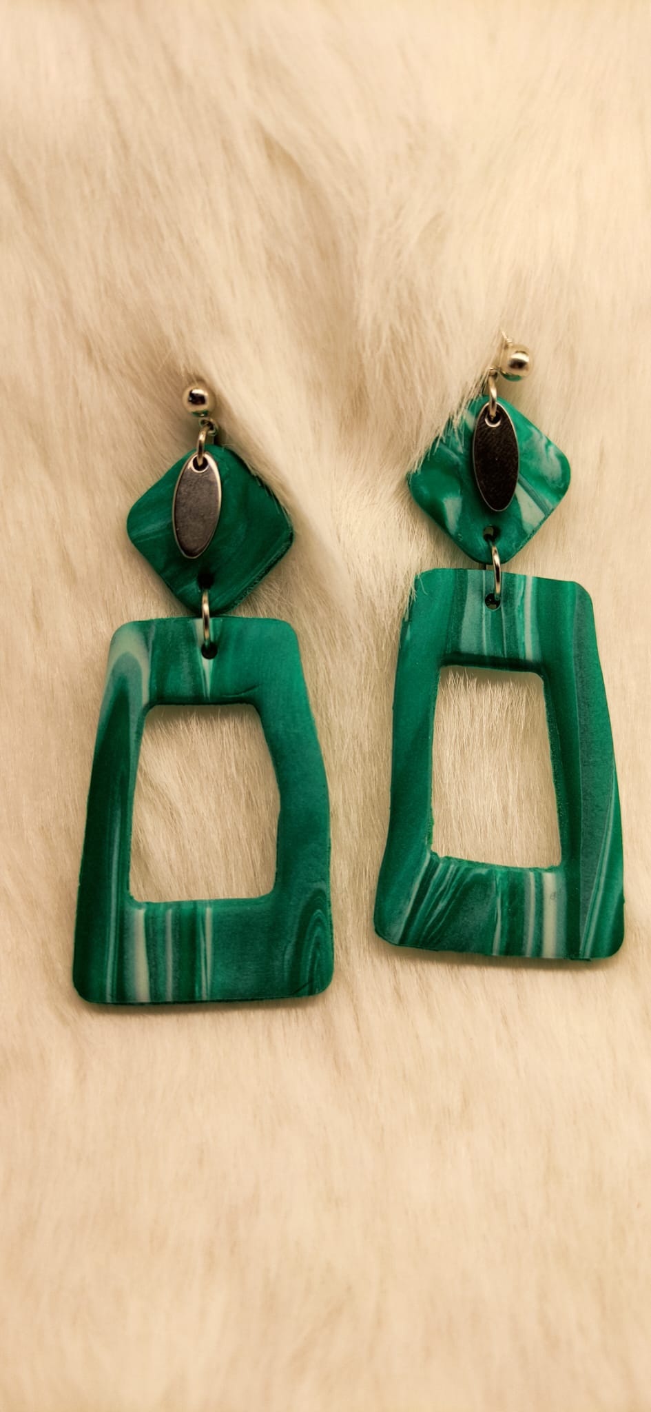Groene hangers met zilverkleurig juweeltje