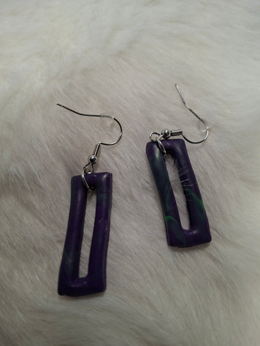 Donker paarse hangers met groene tint