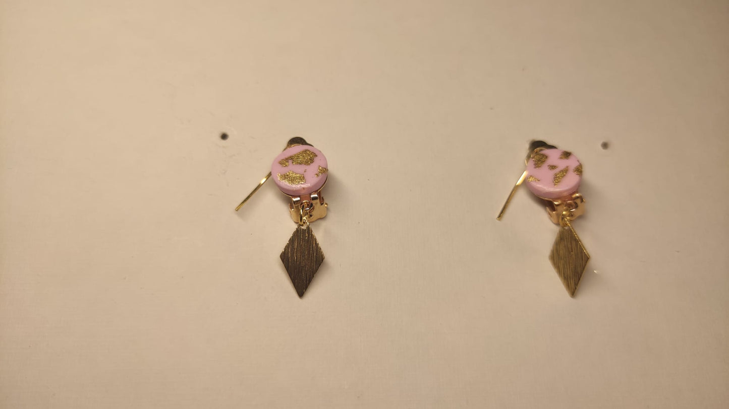 Roze oorbelletjes met goudkleurig ruitje