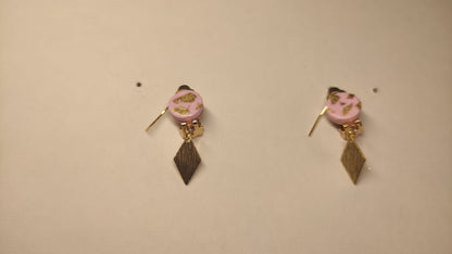 Roze oorbelletjes met goudkleurig ruitje