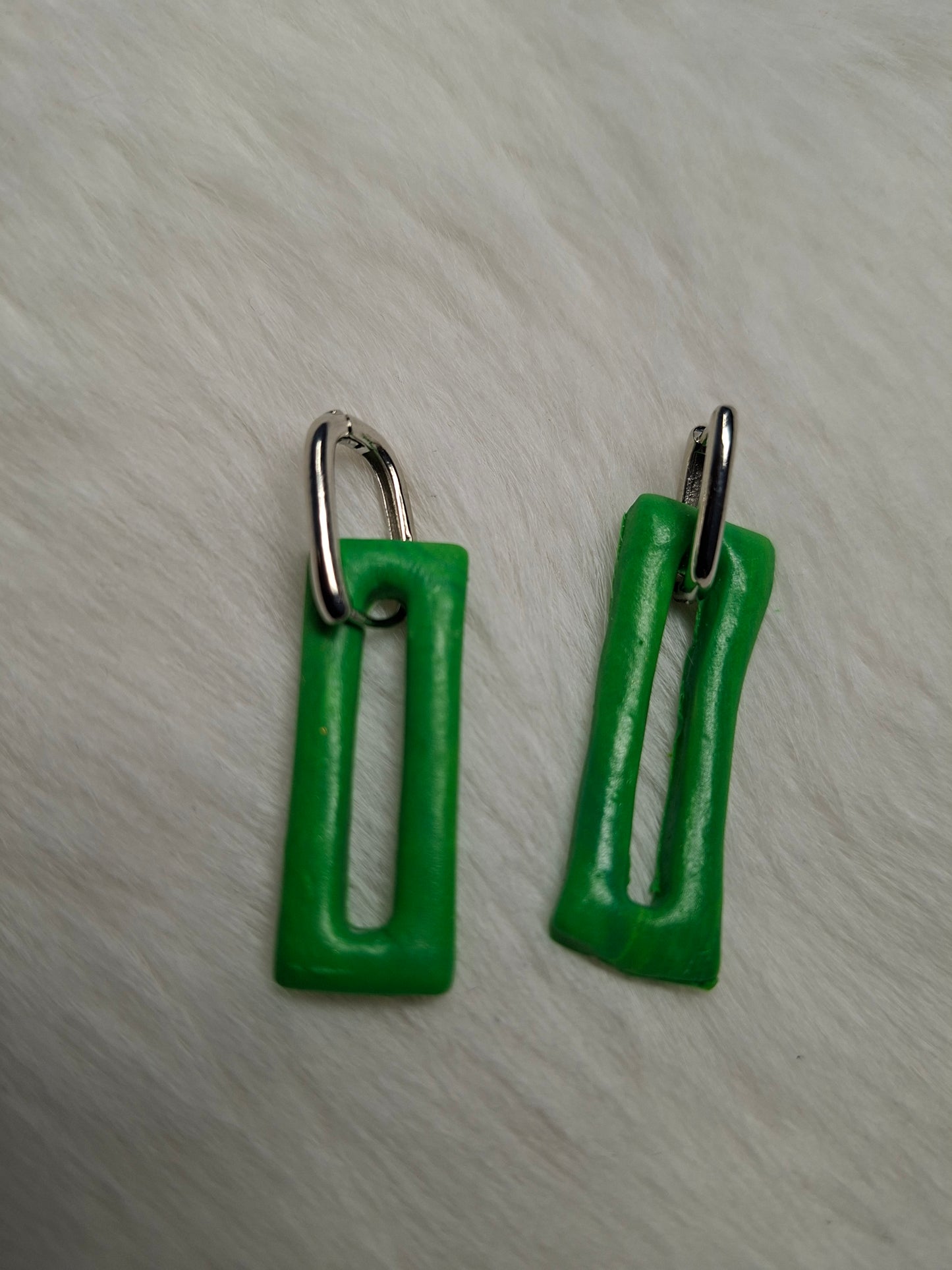 Holle groene oorbellen met zilveren slotje
